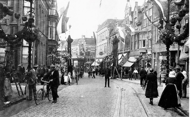 Langestraat 1 kruispunt De Klomp vanaf Gronausestraat Voorbereidende activiteiten naar aanleiding van het bezoek van Koningin Wilhelmina en Prins Hendrik aan Enschede op 24 juli 1907.jpg