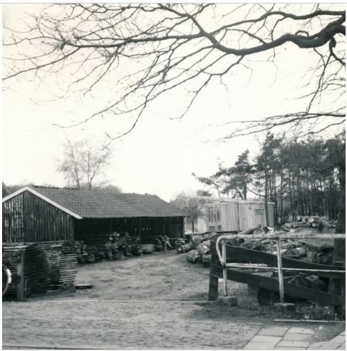 Windmolenweg 32-36 Boekelo Zicht op perceel van Houthandel op perceel V.256 ca 1965 (2).jpg