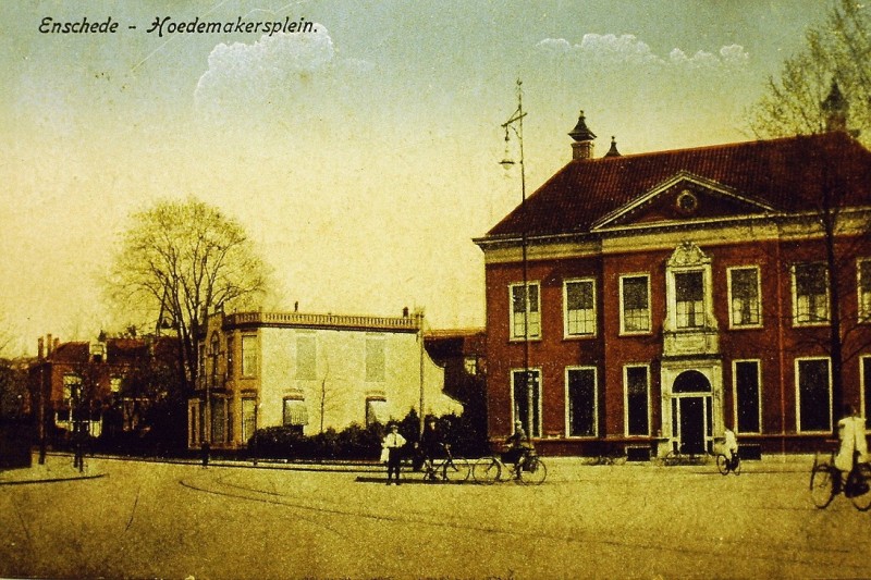 Hoedemakerplein 1-3 Twentsche Bank. tramrail ca 1910.JPG