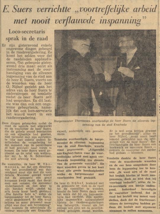E. Suers loco-secretaris krijgt zilveren legpenning Enschede van burgemeester W. Thomassen krantenbericht Tubantia 22-8-1961.jpg