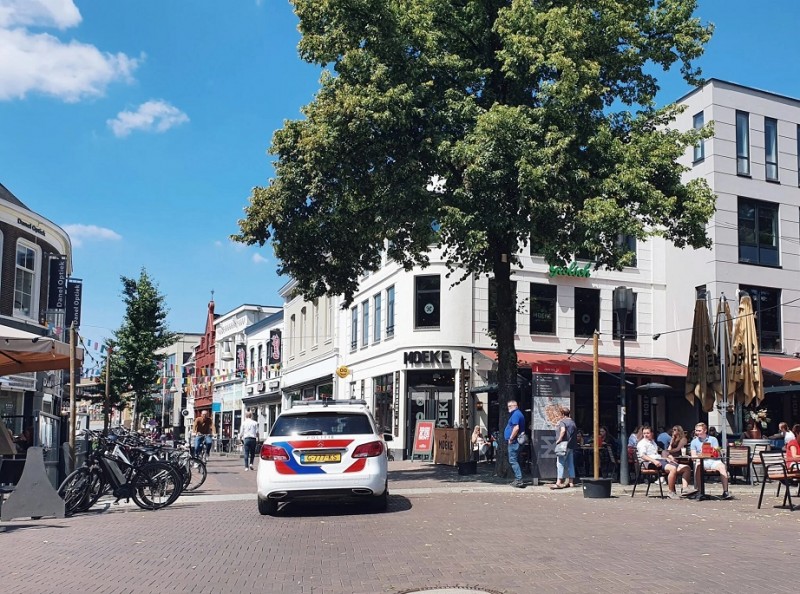 Oude Markt 8 Moeke en politie-in-centrum.jpg