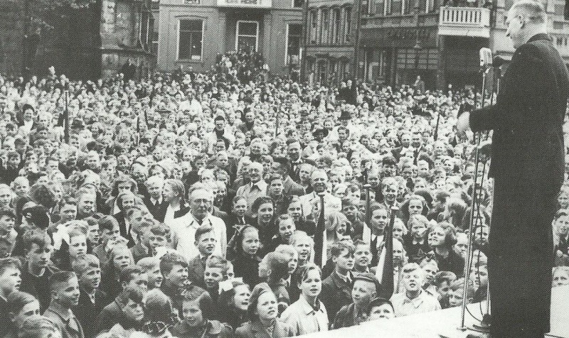 Markt 31 Koninginnedagviering spreker Sellenraad 31-8-1945.jpg