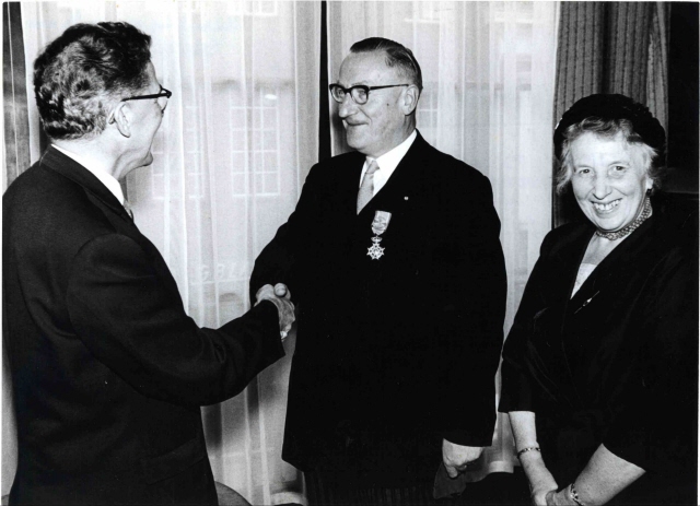 Langestraat 24 Stadhuis Burgemeester Thomassen uitreiking medaille aan J.A. Sellenraad, hoofd Pedagogisch Centrum. juni 1962..jpeg