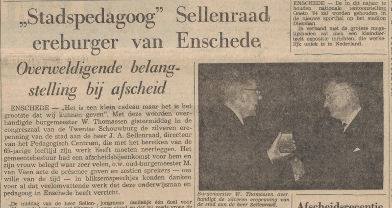 J.A. Sellenraad krijgt zilveren erepening van Burgemeester Thomassen krantenfoto Tubantia 31-10-1964.jpg