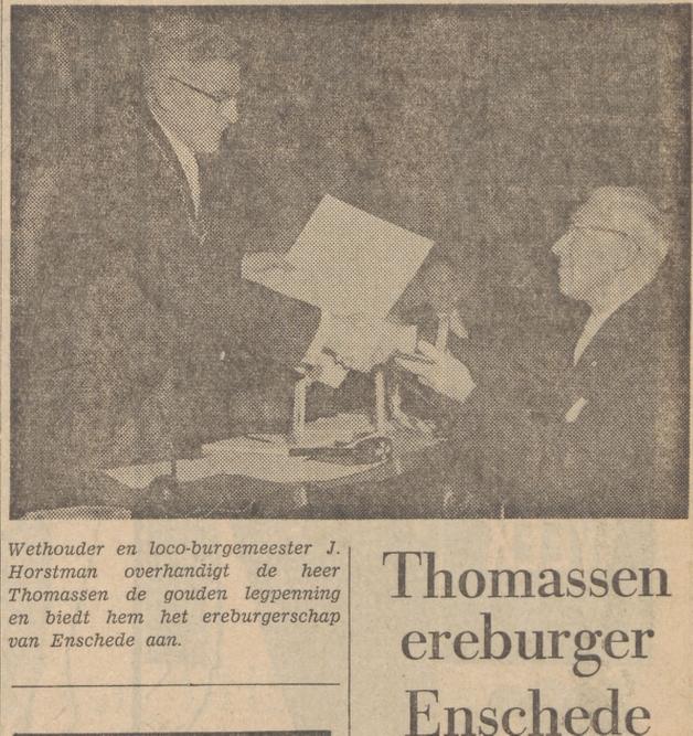 W. Thomassen burgemeester EDnschede gouden erepenning bij zijn afscheid krantenfoto Tubantia 14-4-1965.jpg