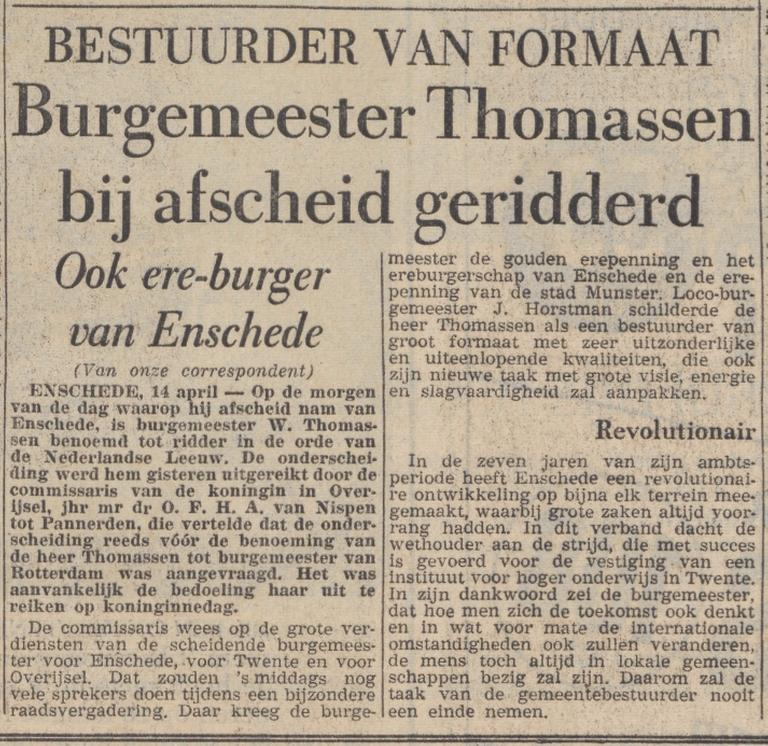 W. Thomassen burgemeester EDnschede gouden erepenning bij zijn afscheid krantenbericht De Volkskrant 14-4-1965.jpg