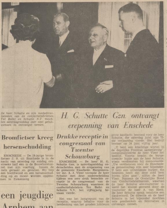 H.G. Schutte krijgt erepenning Gemeente Enschede van burgemeester A.J. Vleer krantenbericht Tubantia 4-1966.jpg