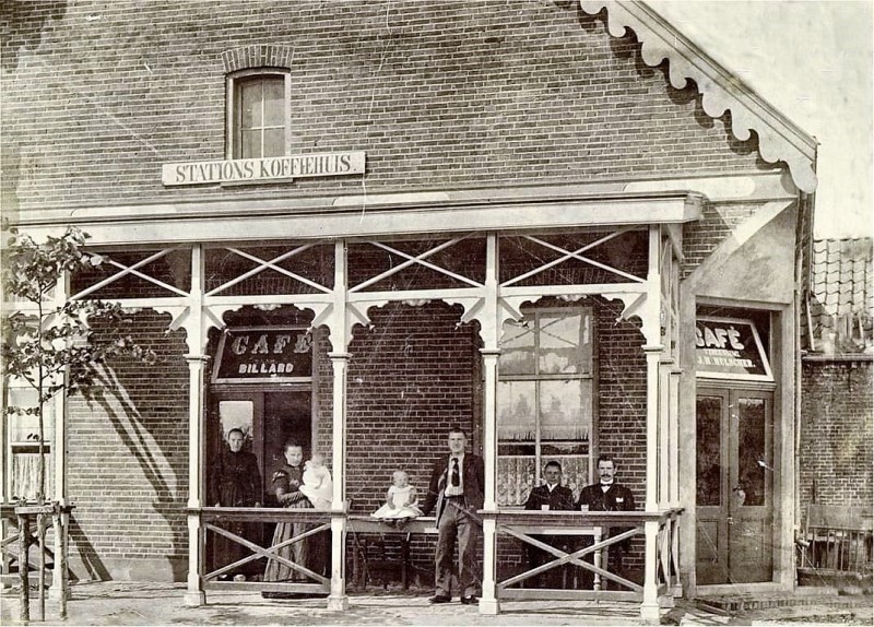 Beckumerstraat 2 cafe J.H. Hulscher Station-koffiehuis . nu De Buren Boekelo.jpg