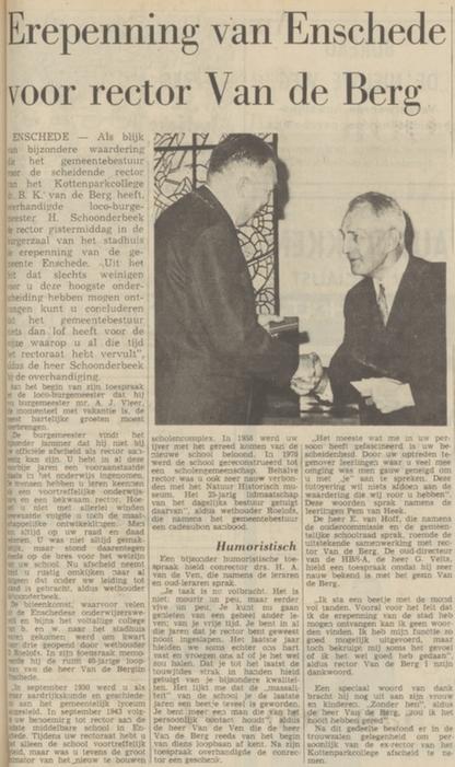 Rector Van de Berg krijgt erepenning Enschede krantenbericht Tubantia 25-6-1971.jpg