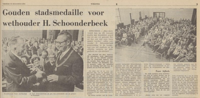 H. Schoonderbeek wethouder Enschede krijgt gouden erepenning krantenbericht Tubantia 23-8-1974.jpg