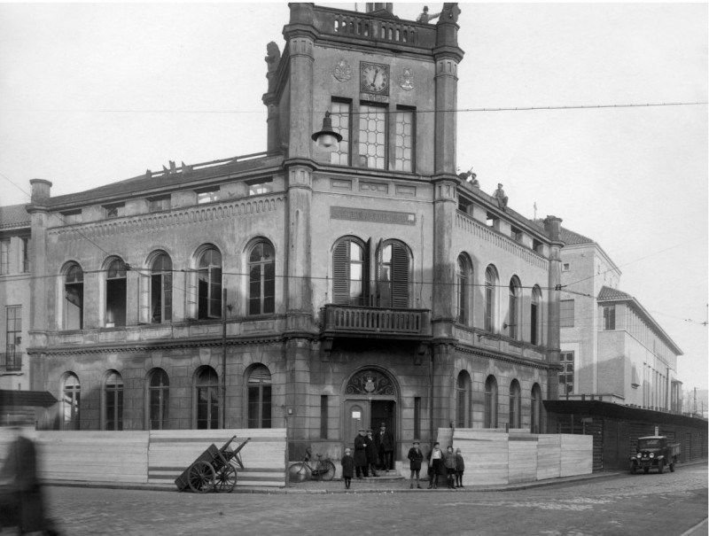 Langestraat 38 oude stadhuis afbraak en daarachter bouw nieuwe stadhuis jaren 30.jpg