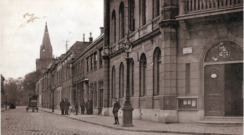 Langestraat 38-62 Vanaf oude stadhuis richting Markt met rechts het politiebureau 1902.jpg