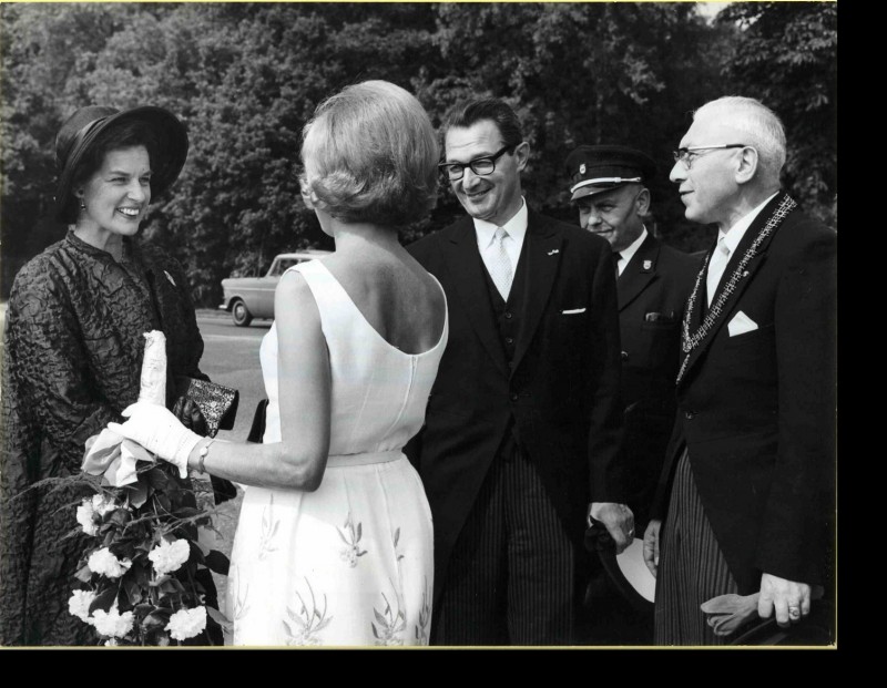 Ontvangst nieuwe burgemeester Auke Vleer aan de grens van de Gemeente. augustus 1965. Burgemeester Enschede 1965-1977.jpg