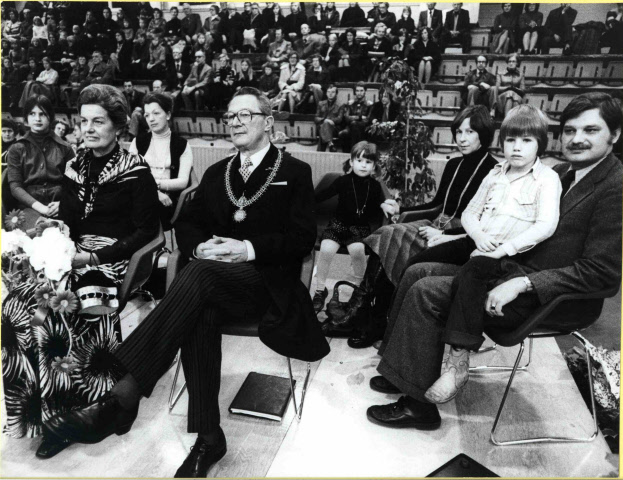 Mr. A.J. Vleer burgemeester 1965-1977 Festiviteiten in de Diekmanhal t.g.v. afscheid op 22-12-1976.jpeg