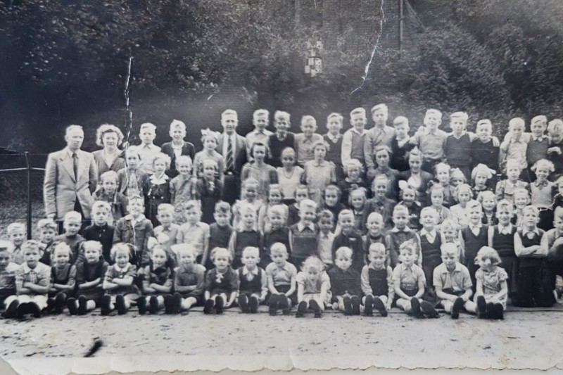 Pastoor Schneiderstraat Sint Marcellinusschool  Boekelo met Meester Oude Groen 1949.jpg