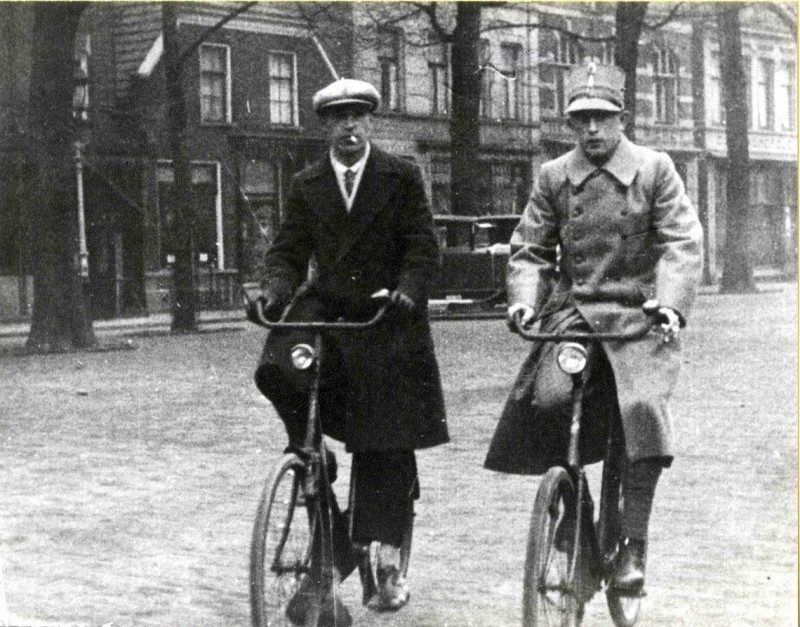 Markt 17 met 2 fietsers 1938.jpg