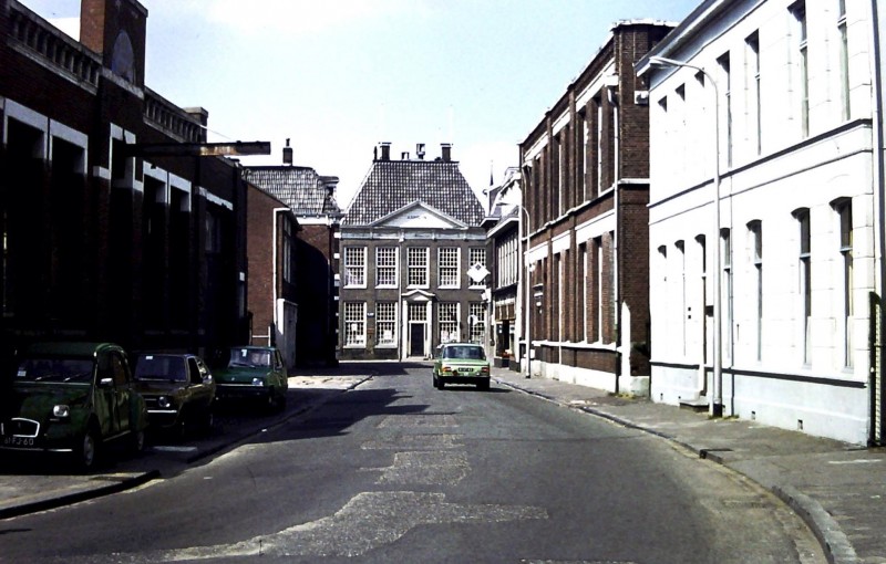 Veenstraat 16 links Holst achtergrond Elderinkshuis.jpg