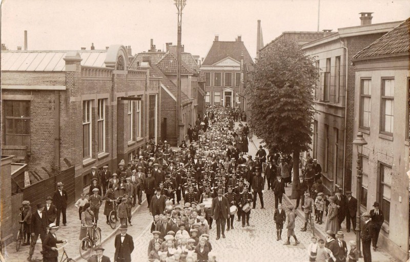 Veenstraat 16 Elderinkshuis links  Verf- en glashandel Holst. textielstaking 1920.jpg