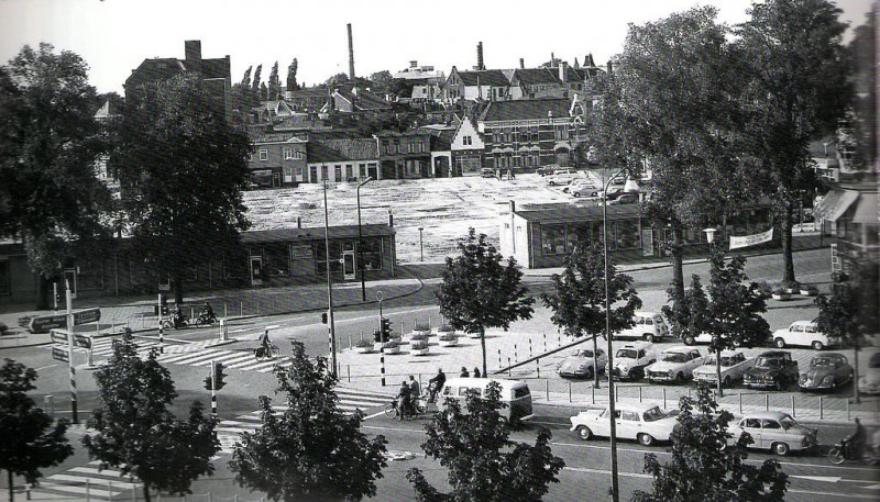 van Loenshof noodwinkels op achtergrond Pijpenstraat.jpg