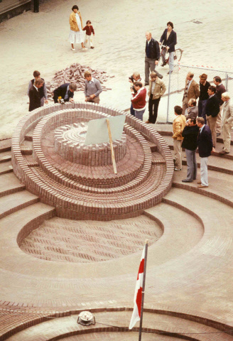 Langestraat 24 Burgemeester H. Wierenga plaatst de hoogste steen in het Ei van Ko, kunstwerk van Joop Hekman 2-10-1981.jpeg