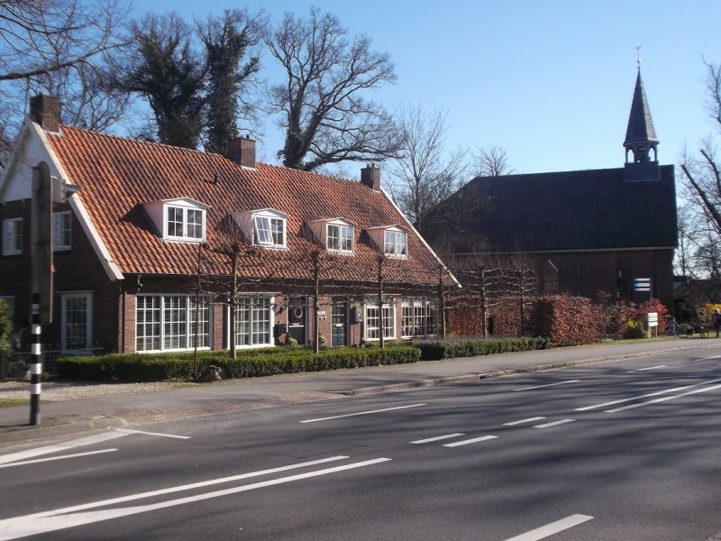 Haaksbergerstraat 809-811 Usselo woningen en kerk.JPG