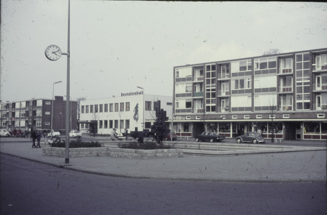 Fazantstraat 116 Winkelcentrum Mekkelholt met links daarnaast de Boerenleenbank. jaren 70.jpeg