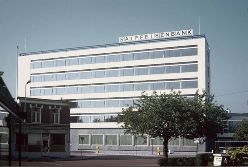 Raiffeisenstraat 75 Kantoorgebouw van Raiffeisenbank.jpg