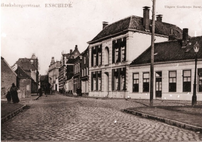Haaksbergerstraat 27 vooraan rechts de villa van Beltman 1900.jpg
