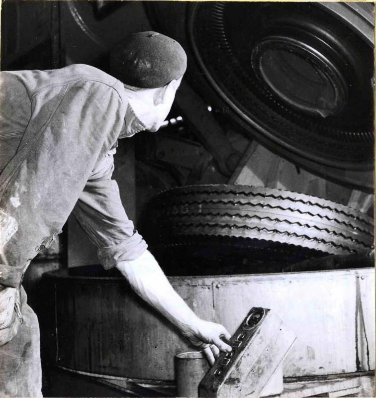 Ingenieur Schiffstraat 370 vroeger Binnenhaven Produktie van autobanden bij Autobandenfabriek fa. Vredestein 1950.jpg