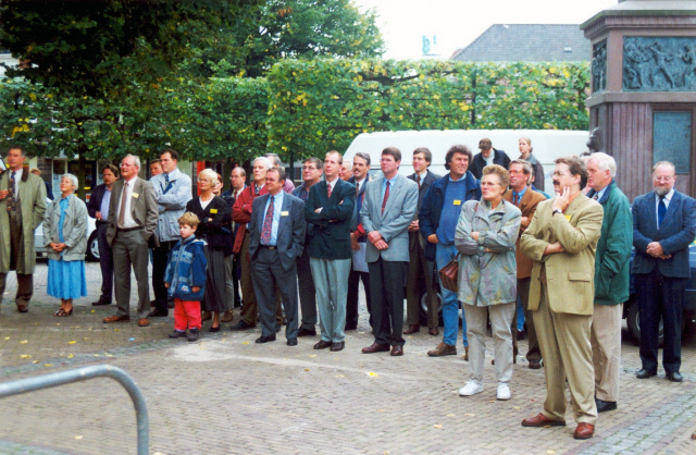 Oude Markt Gemeentedag 1995 met onder de toeschouwers o.a. gemeentesecretaris Meine Bruinsma, loco-gemeentesecretaris Bert Dop, raadslid Els Koopmans en wethouder van Egmond..jpeg