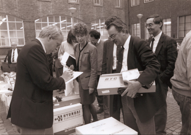 Klokkenplas Privé P.C.-project op pleintje achter stadhuis, met gemeentesecretaris M. Bruinsma 1993.jpeg