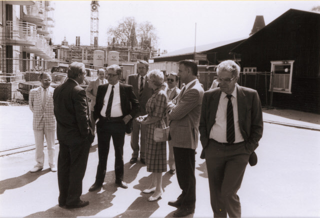 Wernninkgaarde Werkbezoek staatssecretaris bij nieuwbouw van o.a. Muziekcentrum. Burgemeester Wierenga en wethouders Van Der Meer, Van der Walle, en gemeentesecretaris Bruinsma zijn aanwezig 1987.jpeg