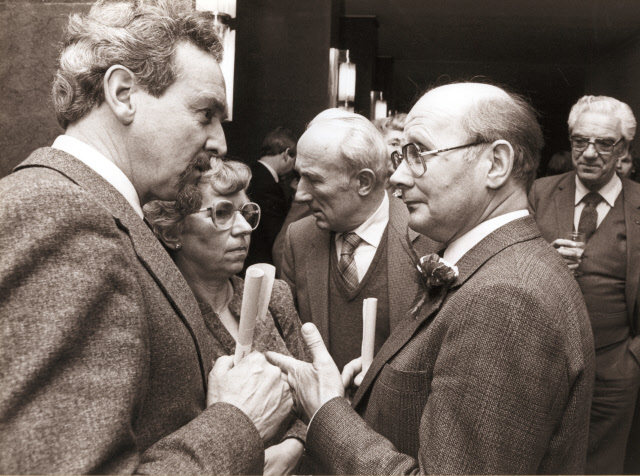 Langestraat 24 Nieuwjaarsreceptie stadhuis met links wethouder Perik en rechts wethouder Willem van Dragt. In het midden dhr. van de Esschert van Stawel 5-1-1984.jpeg