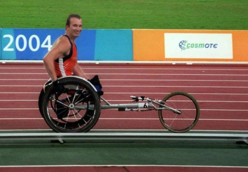 Kenny van Weeghel wheeler gouden medaille Paralympics Athene 2004.jpg
