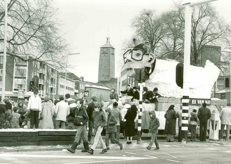 van Loenshof carnavalsoptocht praalwagen Ei van Ko Ter hoogte van de Boulevard, met zicht op van Loenshof en stadhuis feb. 1983.jpg