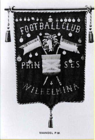 Stadswapen Enschede in Vaandel en medailles van de football club Prinses Wilhelmina (P.W.), opgericht in 1885.jpeg