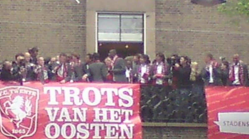 Langestraat 24 stadhuis balkon huldiging FC Twente landskampioen 3-5-2010.jpg