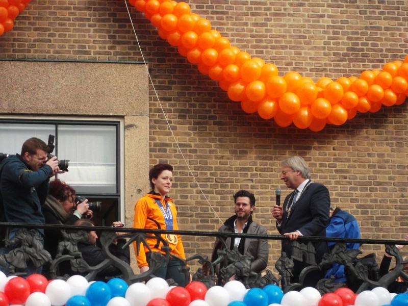 Langestraat 24 balcon stadhuis huldiging Jorien ter Mors ivm Olympisch goud met felicitatie van burgemeester Den Oudsten 2014..JPG