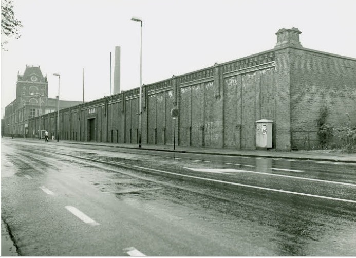 Haaksbergerstraat 147-149 Voormalige textielfabriek Jannink waarbij deel van de weverij in gebruik is door het DAF museum 1984.jpg