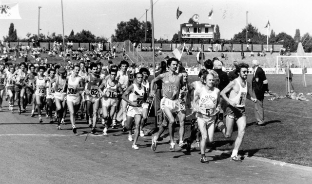 J.J. van Deinselaan 30 stadion het Diekman Deelnemers aan de marathon van Enschede.jpeg