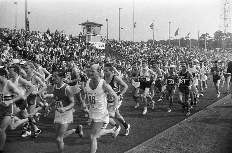 J.J. van Deinselaan 30 stadion het Diekman Deelnemers aan de 11e marathon van Enschede 26-8-1967.jpg