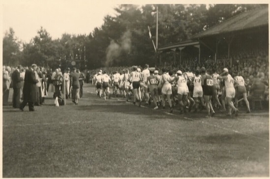 G.J. van Heekpark start eerste marathon Enschede 12-4-1947.jpg