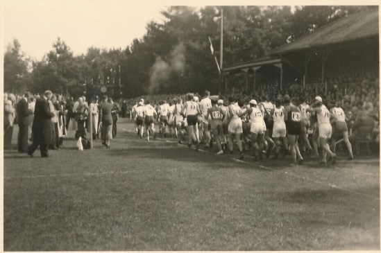 G.J. van Heekpark start eerste marathon Enschede 12-4-1947.jpg