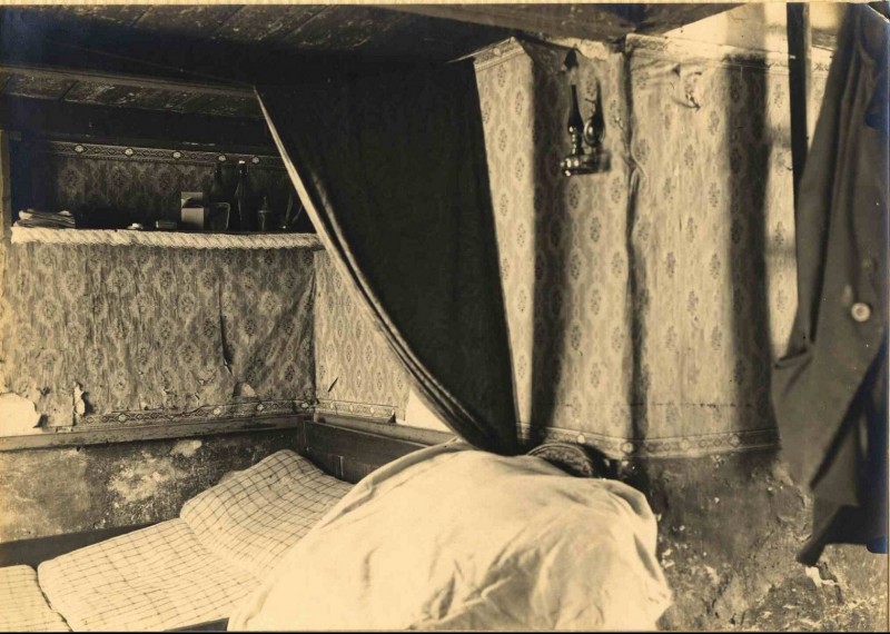 De Krim feb. 1930 Interieurfoto van een slaapkamer in de Krim.jpg