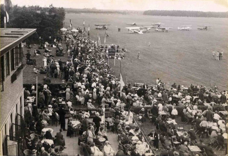 Vliegveldweg 1932 Vliegfeest op Vliegveld Twente publiek op terras en vliegterrein, met enige vliegtuigen..jpg