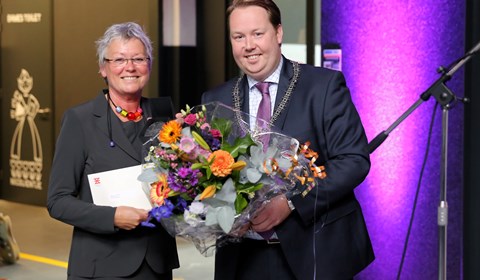 Ineke Buursink, scheidend directeur woningcorporatie Domijn krijgt Enschede-penning 5-9-2019.jpg