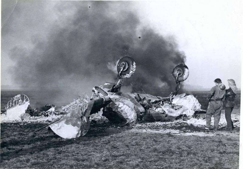Crash van een Beech D18S (PH-UBV) op vliegveld Twente. 1947.jpg