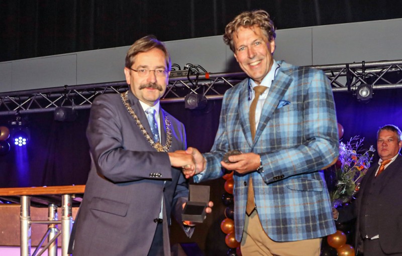 De waarnemend burgemeester Theo Bovens overhandigde de Enschede-penning  tijdens de receptie ter gelegenheid aan het vijftigjarig bestaan van Military Boekelo aan voorzitter Robert Zandstra..jpg
