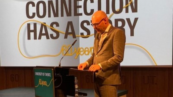 Burgemeester Roelof Bleker heeft tijdens de uitgestelde viering van de 60e verjaardag van de Universiteit Twente, de Enschede-penning uitgereikt aan het College van Bestuur van de Universiteit Twente.jpg