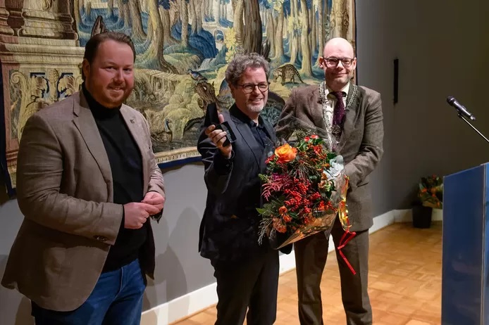 Arnoud Odding (midden) met burgemeester Roelof Bleker (rechts) en wethouder Jeroen Diepemaat tijdens de uitreiking van de Enschede-penning.jpg